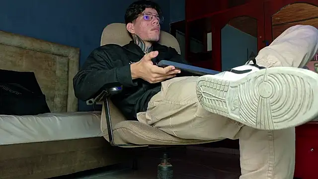 Snapshot of david_huge chatting on March 1, 2026, 6:24 am david huge online show from March 1, 2026, 6:24 am