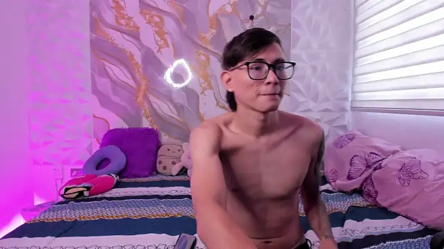 stuart fetish online show from May 6, 2026, 9:19 pm