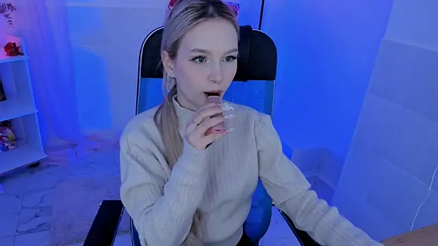 AvaDaviis online show from November 5, 2025, 3:15 pm