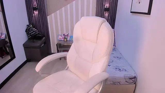 Snapshot of LittleeStar chatting on July 17, 2026, 9:45 pm LittleeStar online show from July 17, 2026, 9:45 pm