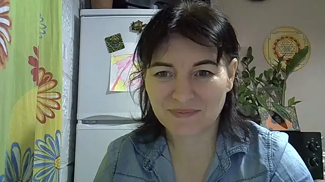 Krystal 82 online show from November 16, 2025, 7:40 pm