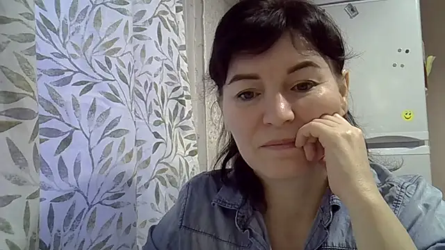 Krystal 82 online show from December 17, 2025, 12:43 pm