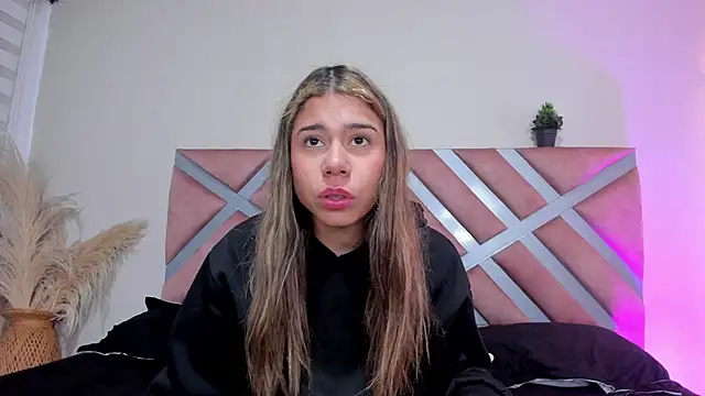 Snapshot of Rachell_criss chatting on June 2, 2026, 4:23 am Rachell criss online show from June 2, 2026, 4:23 am
