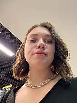 lucy-joy online show from September 25, 2025, 10:32 am