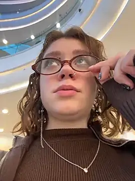 lucy-joy online show from November 7, 2025, 10:31 am