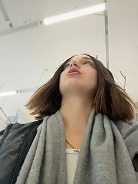 DollyTall online show from October 13, 2025, 7:43 am