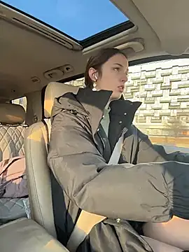 DollyTall online show from November 18, 2025, 9:34 am