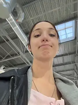 DollyTall online show from October 21, 2025, 11:42 am