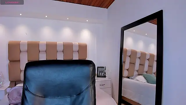 AidaJones online show from October 30, 2025, 3:09 pm