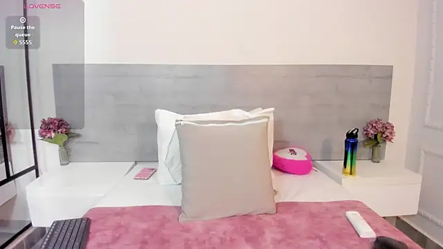 sunnyWhitee online show from September 16, 2025, 7:04 pm