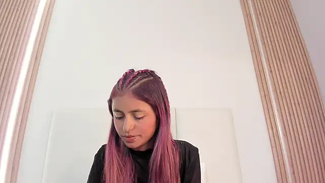 sunnyWhitee online show from May 12, 2026, 11:16 am