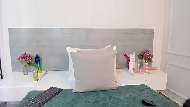 sunnyWhitee online show from October 18, 2025, 7:49 pm