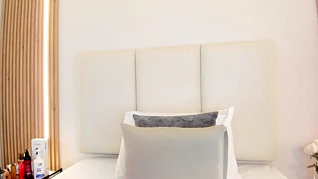 sunnyWhitee online show from May 4, 2026, 7:17 pm