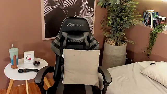 Skyyle  online show from February 14, 2026, 1:22 pm