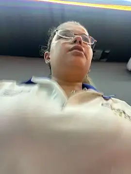 Snapshot of oizoe chatting on December 17, 2025, 7:30 pm oizoe online show from December 17, 2025, 7:30 pm