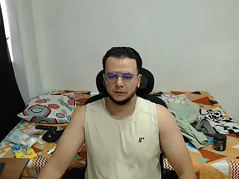 cloudsxxx online show from April 1, 2026, 4:04 pm