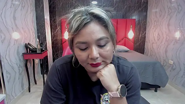 LatinaHoleQueen online show from June 19, 2026, 3:29 pm