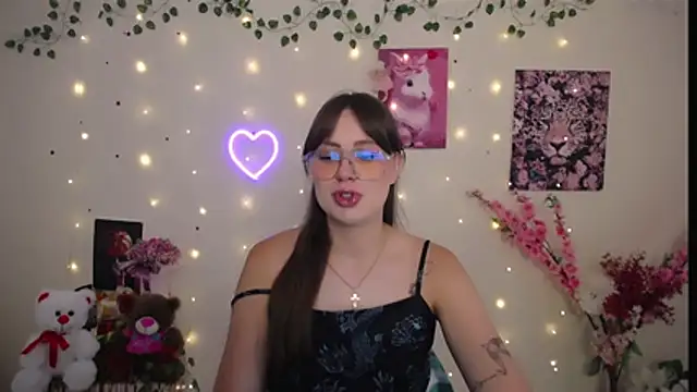 Amanda Bright  online show from July 4, 2026, 7:04 am