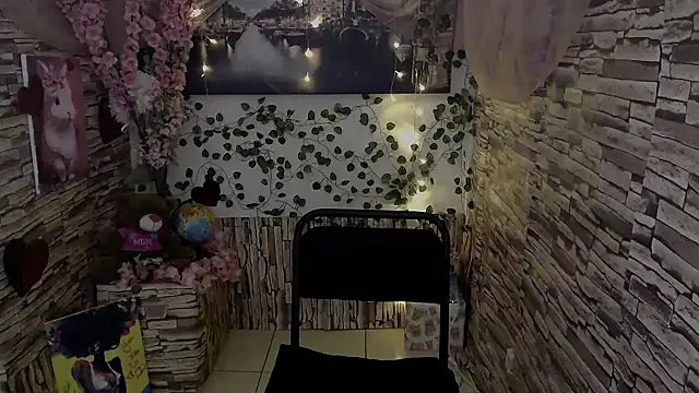 Amanda Bright  online show from October 18, 2025, 11:23 am