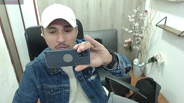 Snapshot of ColombiaStrip chatting on January 18, 2026, 8:23 pm ColombiaStrip online show from January 18, 2026, 8:23 pm