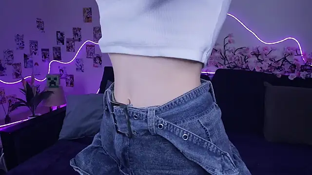 Snapshot of Megan--chan chatting on November 18, 2025, 7:50 pm Megan--chan online show from November 18, 2025, 7:50 pm