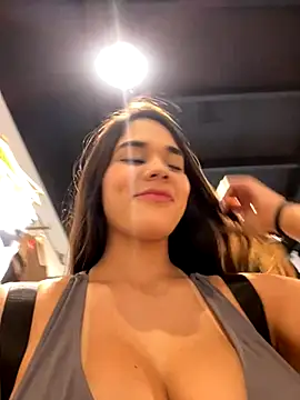 BellaLeclair online show from December 4, 2025, 6:51 pm