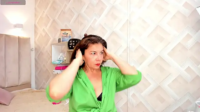 Clhoe Johnson online show from July 16, 2026, 12:57 pm