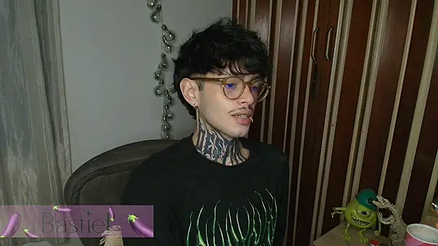 Mihail leroy online show from November 26, 2025, 2:44 am