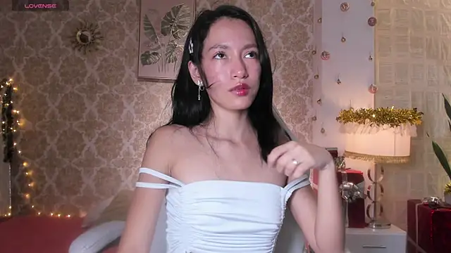 LilyThea online show from December 4, 2025, 9:14 pm