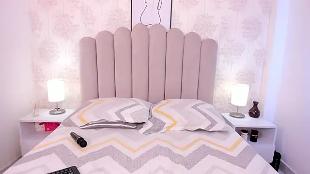 ShaynaHosk online show from November 7, 2025, 8:35 pm