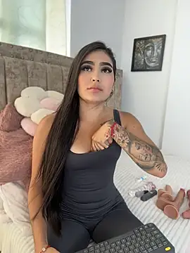 EmiilyEvans  online show from July 31, 2026, 7:33 pm