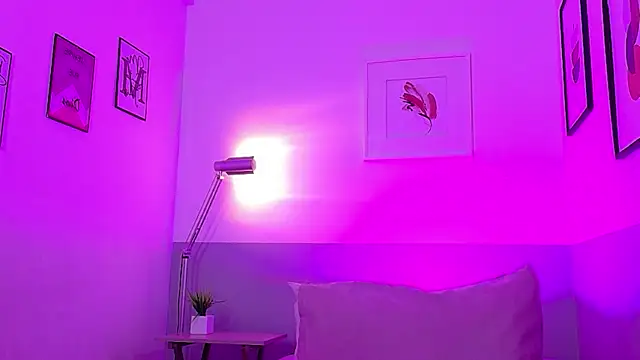 cutepetitee online show from April 29, 2026, 7:31 pm