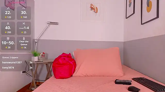 cutepetitee online show from March 23, 2026, 7:03 pm