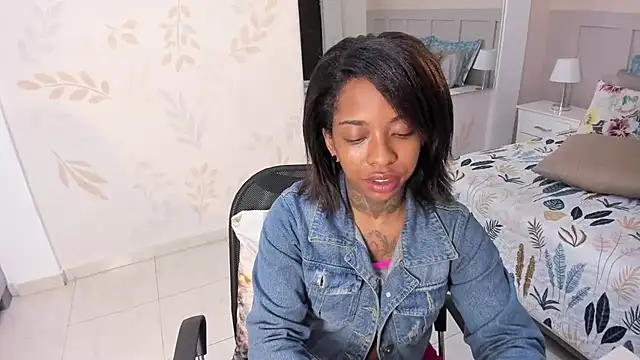 Snapshot of Pauline_Fox chatting on June 16, 2026, 2:00 am Pauline Fox online show from June 16, 2026, 2:00 am