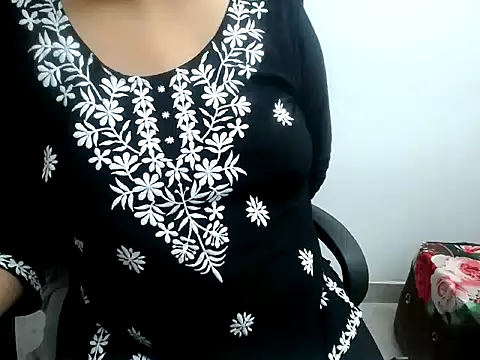 Snapshot of Roshi_Love chatting on June 15, 2026, 7:46 pm Roshi Love online show from June 15, 2026, 7:46 pm