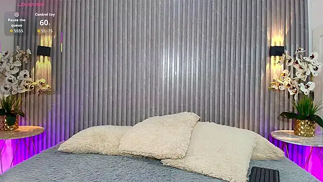 SOPHICOLLINS online show from October 2, 2025, 6:55 pm