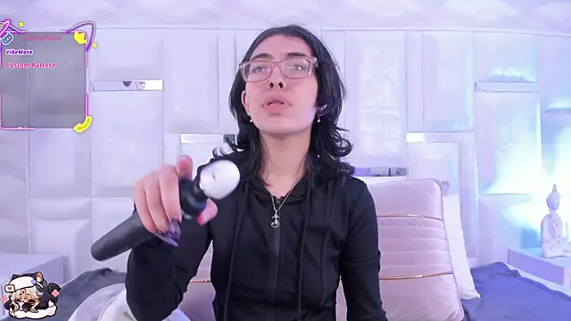 Im Molly Angel online show from November 9, 2025, 3:27 pm