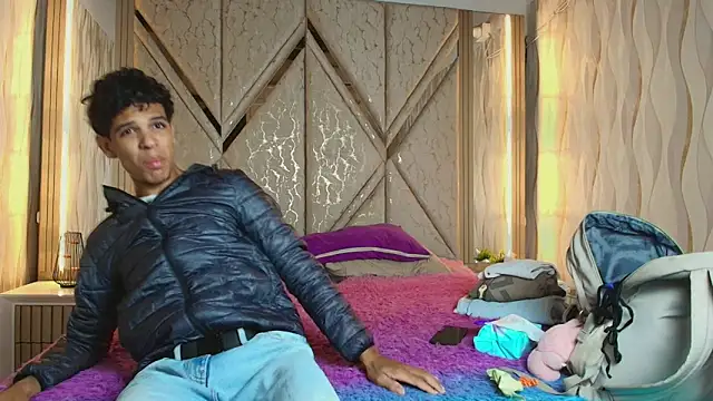 Hotcouple 222 online show from February 4, 2026, 7:25 am