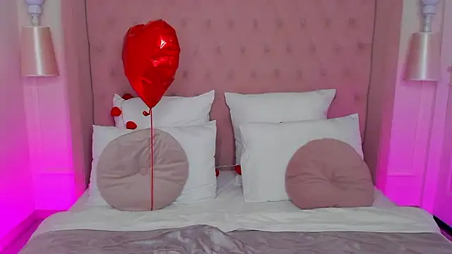 Snapshot of MilaMour chatting on February 20, 2026, 7:21 am MilaMour online show from February 20, 2026, 7:21 am