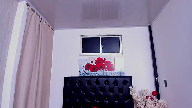 Snapshot of pinky_f00x chatting on July 10, 2026, 9:15 pm pinky f00x online show from July 10, 2026, 9:15 pm
