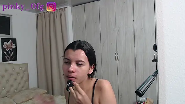 pinky f00x online show from October 9, 2025, 12:22 am