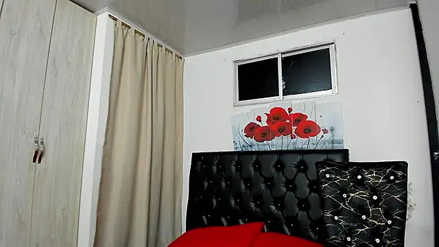 Snapshot of pinky_f00x chatting on August 4, 2026, 9:19 pm pinky f00x online show from August 4, 2026, 9:19 pm