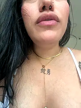 Bella  Wood online show from September 28, 2025, 5:53 pm