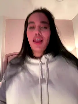 Bella  Wood online show from October 12, 2025, 7:04 pm