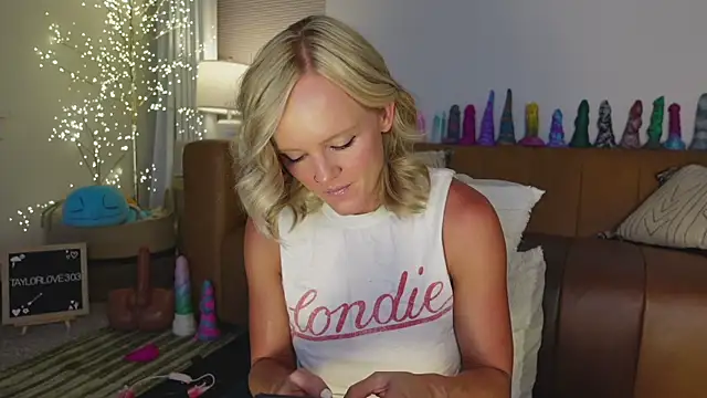 Taylorlove303 online show from August 4, 2026, 10:31 am