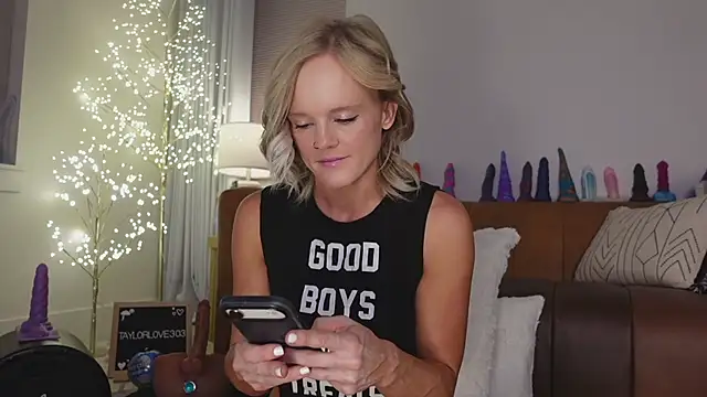 Taylorlove303 online show from January 7, 2026, 10:53 am