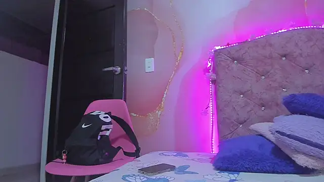 violet taylor  online show from November 1, 2025, 2:40 am