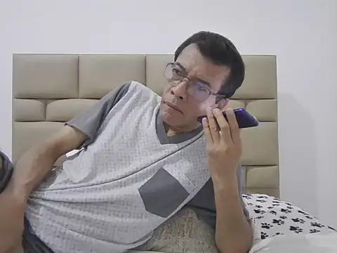 Snapshot of skinnylatino51 chatting on February 19, 2026, 1:35 am skinnylatino51 online show from February 19, 2026, 1:35 am