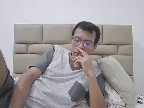 Snapshot of skinnylatino51 chatting on February 20, 2026, 1:24 am skinnylatino51 online show from February 20, 2026, 1:24 am