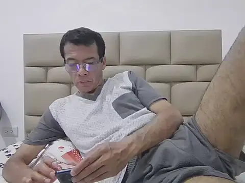 Snapshot of skinnylatino51 chatting on February 18, 2026, 12:52 am skinnylatino51 online show from February 18, 2026, 12:52 am